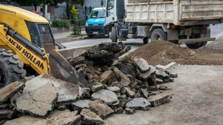 LA MUNICIPALIDAD DE USHUAIA REALIZÓ TRABAJOS DE BACHEO EN CONGRESO NACIONAL Y NELLO MAGNI